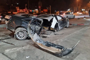 KARAMBOL U ZEMUNU KOD BENZINSKE PUMPE: Zakucao se u dva automobila pa pobegao, "audi" se prepolovio (FOTO)