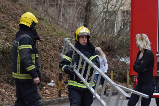 TROGODIŠNJE DETE BILO SAMO U KUĆI U TRENUTKU IZBIJANJA POŽARA! Potreseni otac iz Železnika potvrdio da se radi o njegovom sinu - meštani u totalnom ŠOKU! (VIDEO)