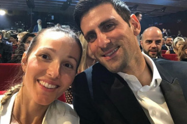 Novak PARTIED all night! The Djoković couple WENT OUT together, so they surrendered to the PASSION in a full restaurant, KISSES were flying! (VIDEO)