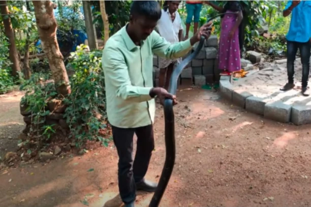 SNIMAK KOJI LEDI KRV U ŽILAMA! Ono što je usledilo niko nije očekivao, ljudi su u šoku bežali, on se grčio po podu, a onda je krenula i pena na usta! (VIDEO)