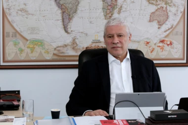 PREDSEDNIK DRŽAVE MOŽE DA BUDE I PREDSEDNIK STRANKE! Tadić: Svako ko misli drugačije je POLITIČKA GLUPERDA! (VIDEO)