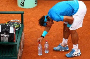 NE MOŽE DA PRESTANE! Rafael Nadal oduvek se muči sa OPSESIVNIM ritualima na terenu - ovo je RAZLOG!