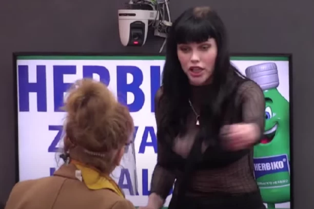 DENIZ SKOČILA NA MAMA DŽEHVU! Skandal NEVIĐENIH razmera, VRIŠTALA i BACALA sve pred sobom, PLJUŠTALE UVREDE! (VIDEO)