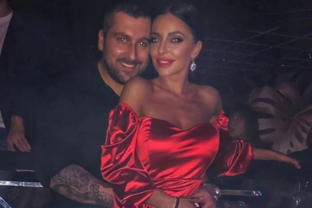 Jelena i Mladen završili kod PLASTIČARA, otišli pod NOŽ i promenili lični opis: Vuletići ŠOKIRALI izgledom, objavili snimak iz kreveta, pa priznali sve! (FOTO)