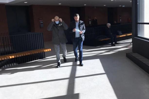 PAPIĆ SEO NA OPTUŽENIČKU KLUPU: Nije mu lako