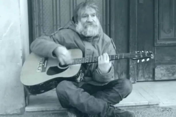 POZNATI ULIČNI SVIRAČ UBIJEN U CENTRU NOVOG SADA: Mladić Blekija tukao do smrti, polomio mu lobanju i rebra