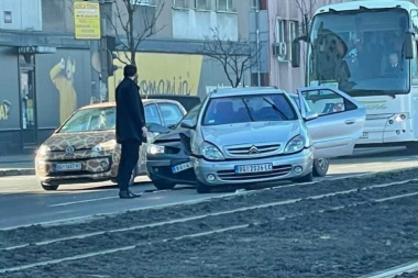 KARAMBOL U SAVSKOJ ULICI: Sudar dva vozila (VIDEO)