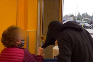 BAKA (73) HRABROST! Sprečila lopova da pobegne i skinula mu masku, svi bruje o njenom poduhvatu (VIDEO)