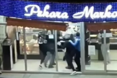 BIJE KO KOGA STIGNE U PEKARI, ALI TO NIJE ONO NAJGORE: Društvene mreže bruje o incidentu u Beranama