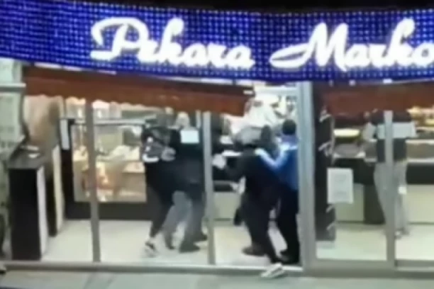 BIJE KO KOGA STIGNE U PEKARI, ALI TO NIJE ONO NAJGORE: Društvene mreže bruje o incidentu u Beranama