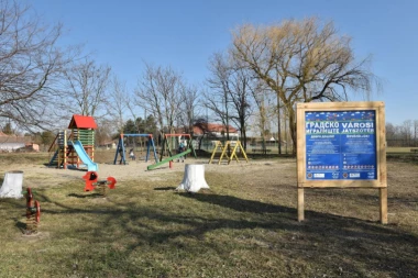 KOMPANIJA NIS DONIRALA SREDSTVA ZA REKONSTRUKCIJU DEČJIH IGRALIŠTA: Mališani iz Subotice dobili novi prostor za igru