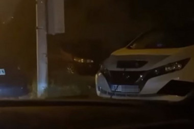 KADAR NEVERA: Taksista sakriven u mraku samo puni, ljudi šokirani njegovim potezom (VIDEO)