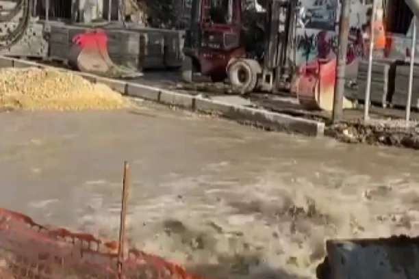 TEČE BLATNJAVA VODA U SAVSKOJ ULICI: Tramvaji ne saobraćaju