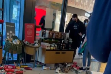 MIRNO SEDEO I POPIO KAFU, A ONDA JE KRENUO U RUŠILAČKI POHOD! Čovek iz čista mira demolirao kafiteriju "Starbaksa" u Beogradu! (VIDEO)