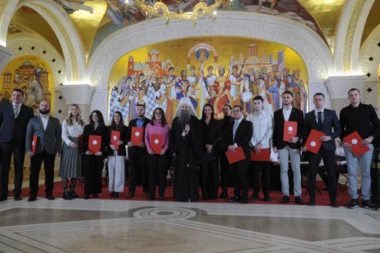 PATRIJARH PORFIRIJE URUČIO STIPENDIJE NAJBOLJIM STUDENTIMA! 12 odabranih!