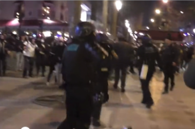 HAOS NA ULICAMA PARIZA ZBOG KOVID MERA! Policija udarila na narod! (VIDEO)