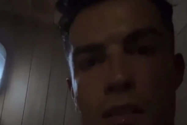 RONALDO POKAZAO VIŠE NEGO ŠTO JE HTEO: Portugalac greškom uključio lajv prenos iz SAUNE! (VIDEO)