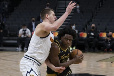 ZALEPIO GA ZA POD! Jokić MONSTRUOZNIM potezom u POSLEDNJOJ SEKUNDI meča doneo pobedu Denveru! (VIDEO)