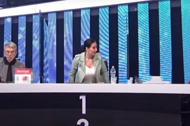 SKANDAL! Marija Šerifović pokazala SREDNJI prst Saši Popoviću: Pevačica ŠOKIRALA sve u uživo emisiji! (VIDEO)
