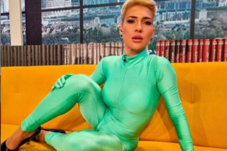 Jovana Jeremić u zelenom kombinezonu