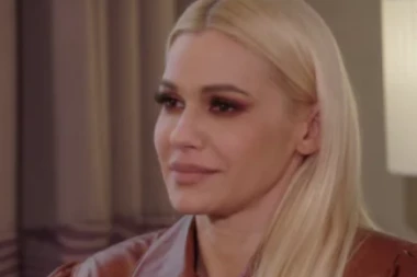 SNIMAK NATAŠE BEKVALAC IZ HOTELA O KOME BRUJI JAVNOST ZAPALIO INTERNET: Pevačica leži u krevetu, A ON JOJ DODAJE PROVIDNU HALJINU! (VIDEO)