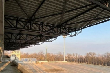 FANTASTIČNO! Postavljen krov na stadionu Grafičara na Senjaku!