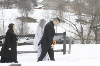 SLOBA I JELENA ZAKLELI SU SE NA VEČNU LJUBAV: Pozlaćene krune sa čina venčanja ostavile su bez daha sve prisutne! (FOTO)