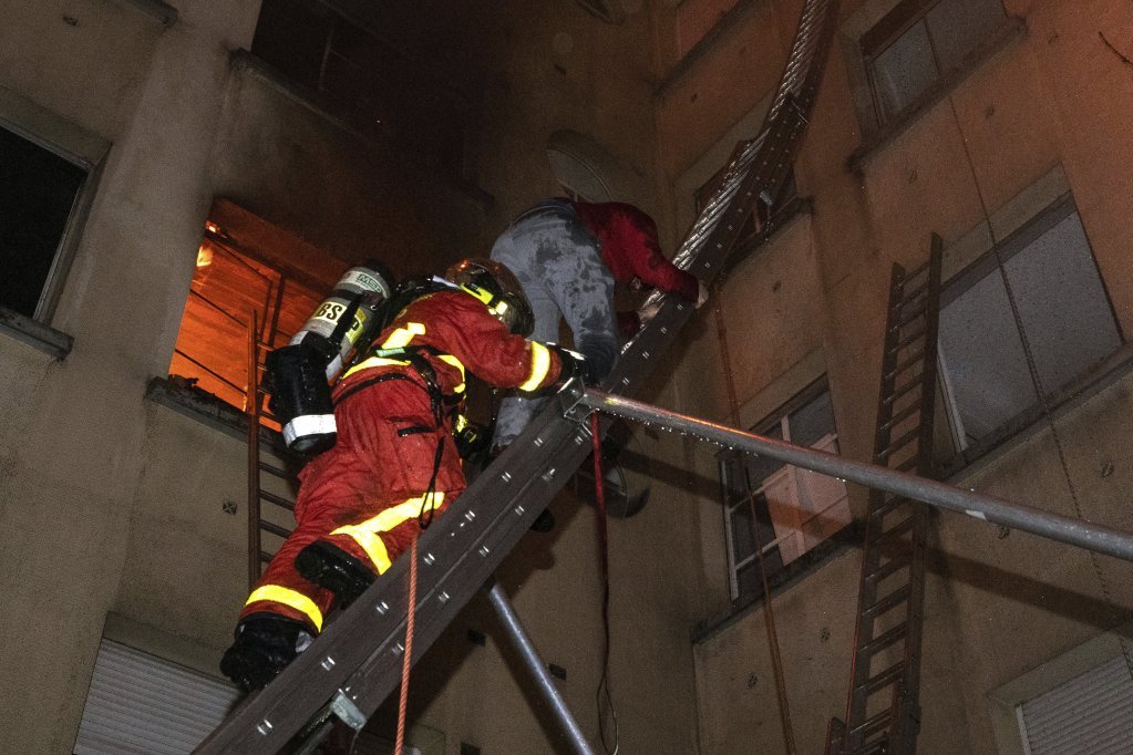 GORELA ZGRADA NA ZVEZDARI: U podrumu se zapalila greda, vatrogasci lokalizovali POŽAR