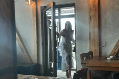 SLOBA I JELENA NAKON CEREMONIJE SKLAPANJA BRAKA, STIGLI U RESTORAN: Majka Draginja najveselija, NOVOPEČENA SUPRUGA ULETELA SA OSMEHOM NA LICU! (VIDEO)