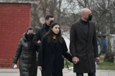 TUGA: Sahranjena Snežana Perić, suprug Đorđe Pantić i njihova ćerka neutešni (FOTO)