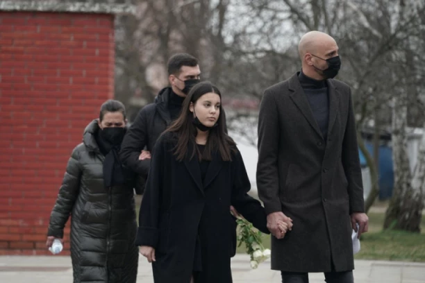 TUGA: Sahranjena Snežana Perić, suprug Đorđe Pantić i njihova ćerka neutešni (FOTO)