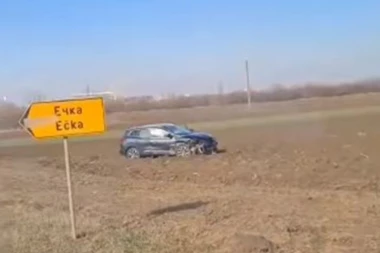NASTAVLJA SE SERIJA UDESA: Delovi automobila razbacani po putu, VOZILO ZAVRŠILO NA NJIVI KOD ZRENJANINA! (VIDEO)
