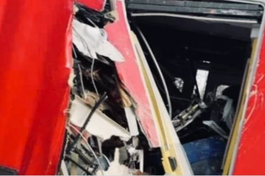 STRAVIČAN SUDAR VOZOVA! Jedna osoba poginula, 40 povređenih! (FOTO)