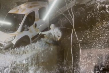 POGLEDAJTE KAKO LOPOV IZVLAČI GORIVO U RAKOVICI: Isplivao snimak krađe (VIDEO)