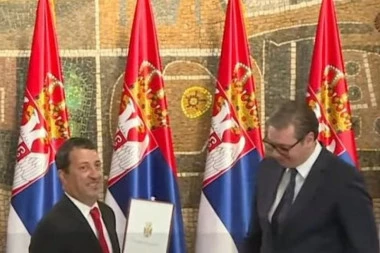 ODLIKOVAN AMERIČKI PRIJATELJ: Džonu Kapelu Orden Karađorđeve zvezde (FOTO)