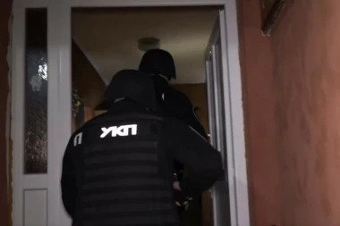 KOKAIN, VAGA, PARE! Uhapšen diler u Novom Sadu, policija pretresala stan! POZNATI NAREDNI KORACI!