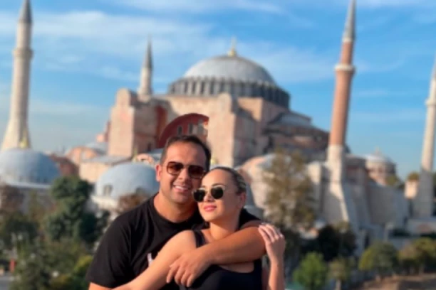 Bog je spojio naše DUŠE: Emir Habibović i 15 godina mlađa Zvezda Granda otkrili ime ĆERKE! (FOTO)