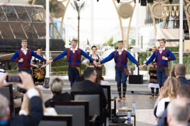 DAN DRŽAVNOSTI SE SLAVI I U DUBAIJU: Vesela atmosfera uz zvuke harmonike (VIDEO)