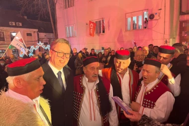 REKA LJUDI UZ PREDSEDNIKA: Vučić dočekan gromoglasnim aplauzom u Zemunu! (VIDEO)