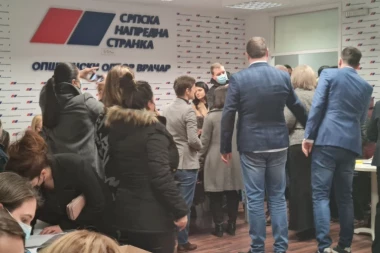 HILJADE LJUDI NA VRAČARU DAJE POTPISE ZA LISTU: Potpisale Ana Brnabić i Danica Grujičić (VIDEO)