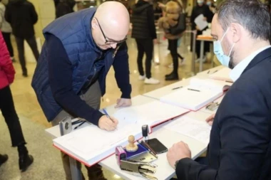 MILOŠ VUČEVIĆ PODRŽAO ALEKSANDRA VUČIĆA:  Dajem potpis za jedinu listu koja garantuje dalji napredak Srbije (FOTO)