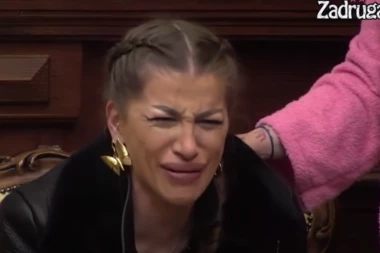 NIKAD viđena fotka Dalile i Mace Diskrecije: Dragojevićka u separeu, bez PLASTIKE na licu ne liči na sebe, bile su pratnja OVOM misterioznom gospodinu! (FOTO)