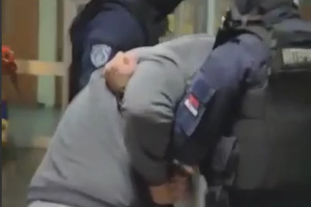 Uhapšena ČETVORKA, među njima i POLICAJAC! Opljačkali čoveka pa za ukradene pare kupovali AUTOMOBILE! Sve im oduzeto!