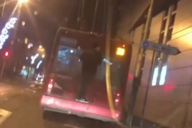 DECO NE RADITE OVO NIKAKO! Mališan se zakačio za trolu i tako vozao po Beogradu: Opasna igra mogla da ga košta života (VIDEO)