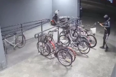 POGLEDAJTE KAKO SE KRADU BICIKLI U NOVOM SADU: Akcija odrađena za par sekundi (VIDEO)