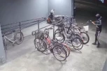 POGLEDAJTE KAKO SE KRADU BICIKLI U NOVOM SADU: Akcija odrađena za par sekundi (VIDEO)