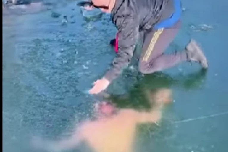 BORIS ZA DLAKU IZBEGAO SIGURNU SMRT: Zaronio u zaleđeno jezero a onda je krenula borba za DAH (VIDEO)