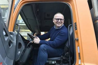 VESIĆ BEZ REČI POKOPAO KESIĆA! Potez zamenika gradonačelnika je hit na Tik Toku! (VIDEO)