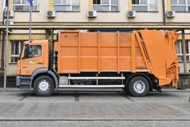 POGINUO RADNIK "ČISTOĆE"! Užas u Novom Sadu, muškarca ubila korpa od kamiona!