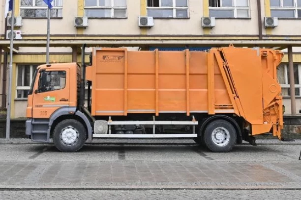 POGINUO RADNIK "ČISTOĆE"! Užas u Novom Sadu, muškarca ubila korpa od kamiona!